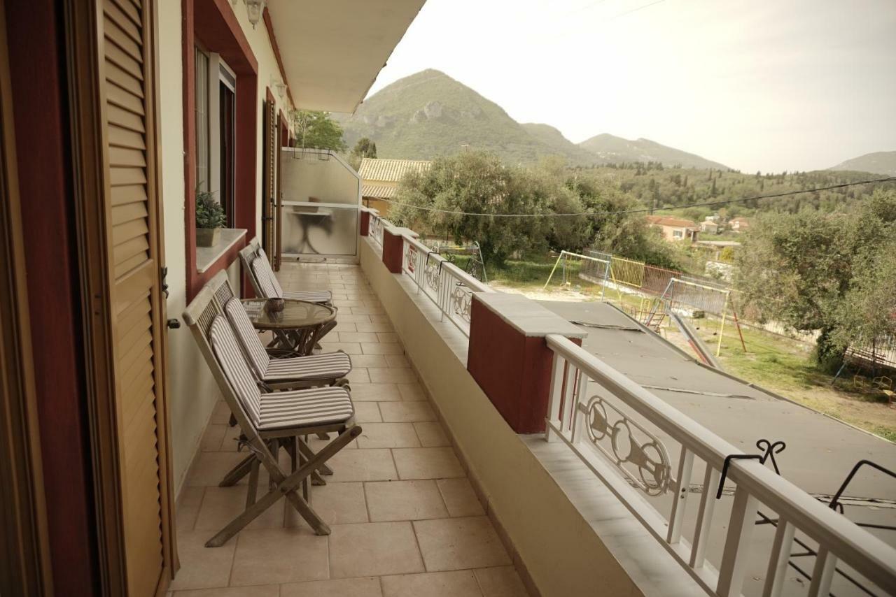 J&B Countryside Life Apartment Ágios Matthaíos Bagian luar foto